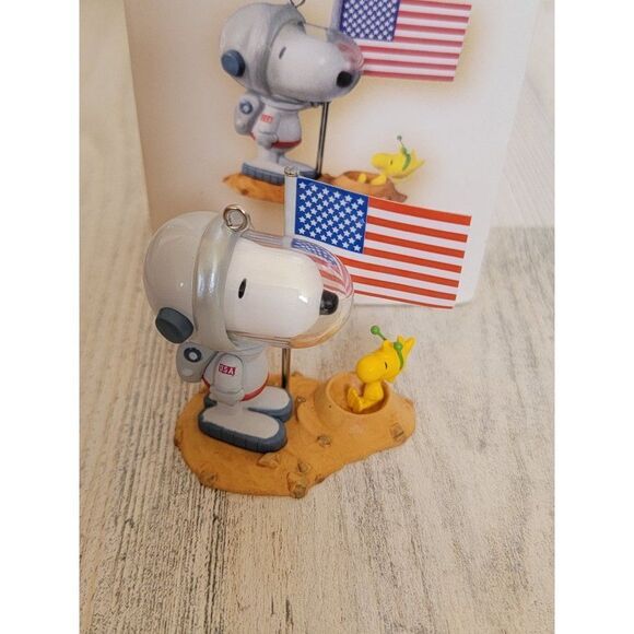 Hallmark's Spaceman Snoopy 2007 ornament Xmas Woodstock - Picture 2 of 6